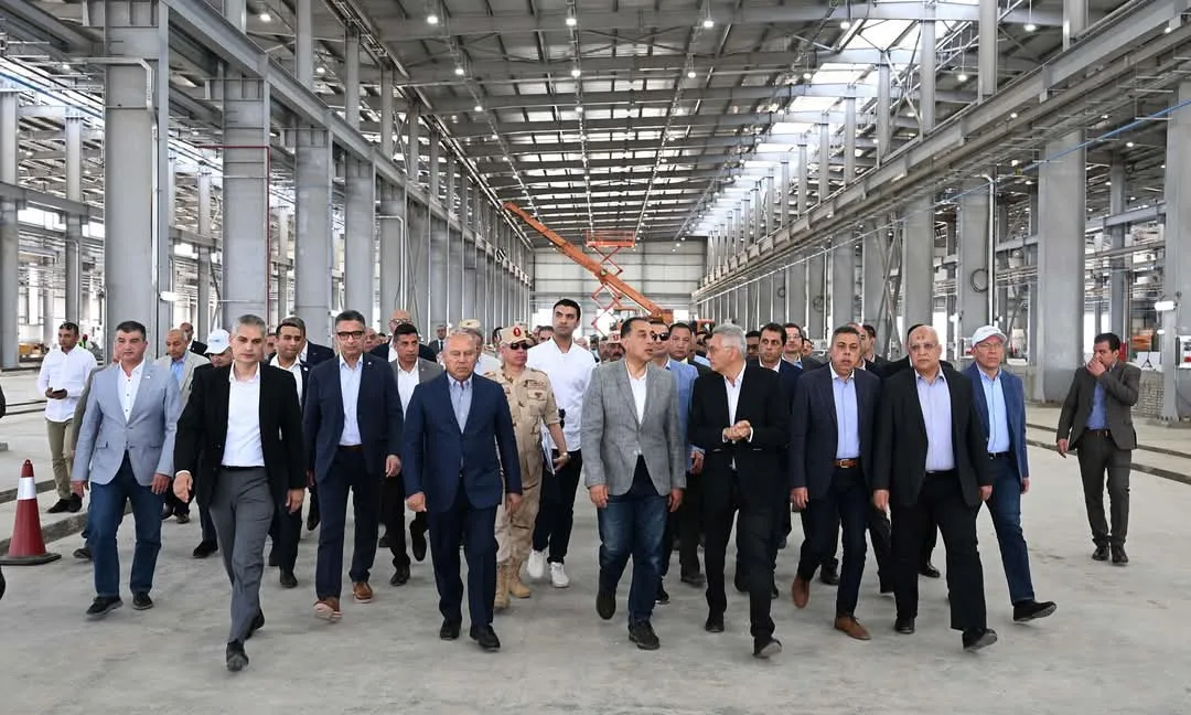 رئيس الوزراء يتفقد مصنع الشركة الوطنية المصرية لصناعات السكك الحديدية ببورسعيد