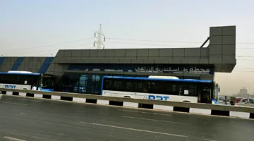 رئيس الوزراء يتلقى توضيحات حول نظام العمل والتواصل بين المحطات والمواقف تحت الدائري (صور)
