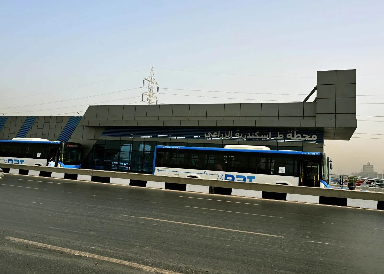 رئيس الوزراء يتلقى توضيحات حول نظام العمل والتواصل بين المحطات والمواقف تحت الدائري (صور) رئيس الوزراء يتلقى توضيحات حول نظام العمل والتواصل بين المحطات والمواقف تحت الدائري (صور)