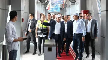 رئيس الوزراء يتلقى توضيحًا حول نظام عمل الأتوبيس الترددي