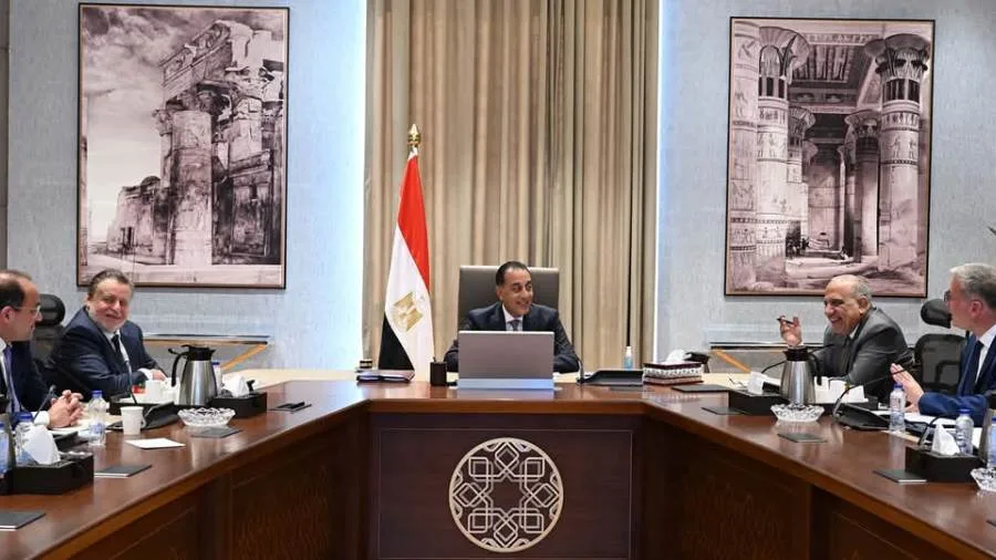 رئيس الوزراء يثني على التعاون بين الحكومة والبنك المركزي في قضايا إدارة المكون الدولاري.