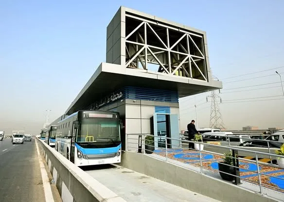 رئيس الوزراء يراقب التشغيل التجريبي للمرحلة الأولى من مشروع باصات النقل الترددي رئيس الوزراء يراقب التشغيل التجريبي للمرحلة الأولى من مشروع باصات النقل الترددي