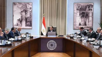 رئيس الوزراء يراقب تقدم تحسين النظام الجمركي وتعزيز تسجيل الشحنات مسبقًا بحضور نائب محافظ البنك المركزي.