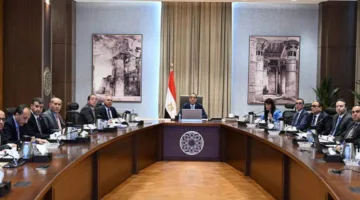 رئيس الوزراء يراقب أنشطة لجنة إدارة الدين الخارجي وتنظيم الاقتراض بحضور نائب محافظ البنك المركزي