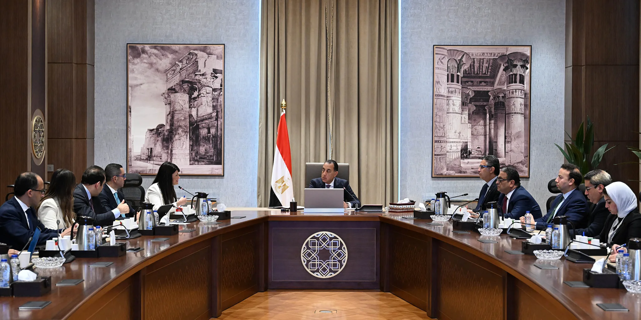 رئيس الوزراء يرصد حالة توافر السلع الأساسية. رئيس الوزراء يرصد حالة توافر السلع الأساسية.
