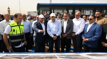 رئيس الوزراء يزور المرحلة الأولى من التشغيل التجريبي لمشروع الحافلات الترددية