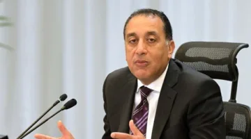 رئيس الوزراء يزور مشروع المنجم المفتوح من قمة جبل “السكري”
