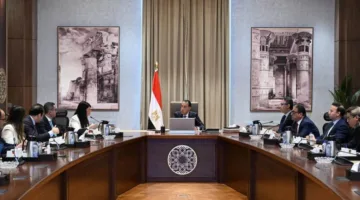 رئيس الوزراء يناقش توافر السلع الأساسية ومستويات المخزون مع نائب محافظ البنك المركزي.