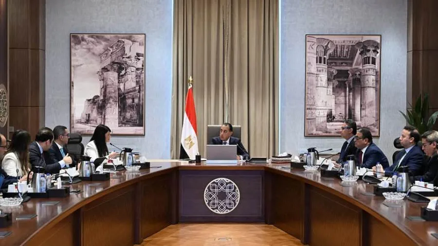رئيس الوزراء يستعرض وضع توفر السلع الاستراتيجية واحتياطياتها بحضور نائب محافظ البنك المركزي رئيس الوزراء يستعرض وضع توفر السلع الاستراتيجية واحتياطياتها بحضور نائب محافظ البنك المركزي