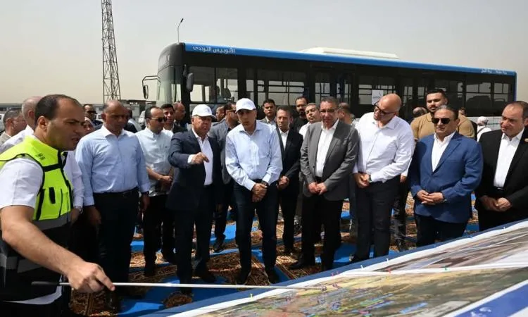 رئيس الوزراء يشرف على الاختبارات التشغيلية للحافلة الترددية رئيس الوزراء يشرف على الاختبارات التشغيلية للحافلة الترددية