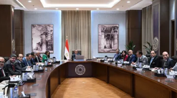 رئيس الوزراء يناقش خطوات تعزيز إنتاج الحرير في مصر