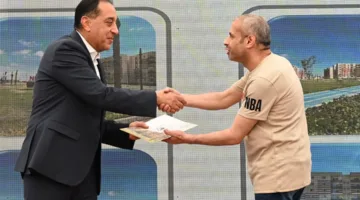 رئيس الوزراء يوزع عقود وحدات مشروع “سكن لكل المصريين” في مدينة أكتوبر الجديدة