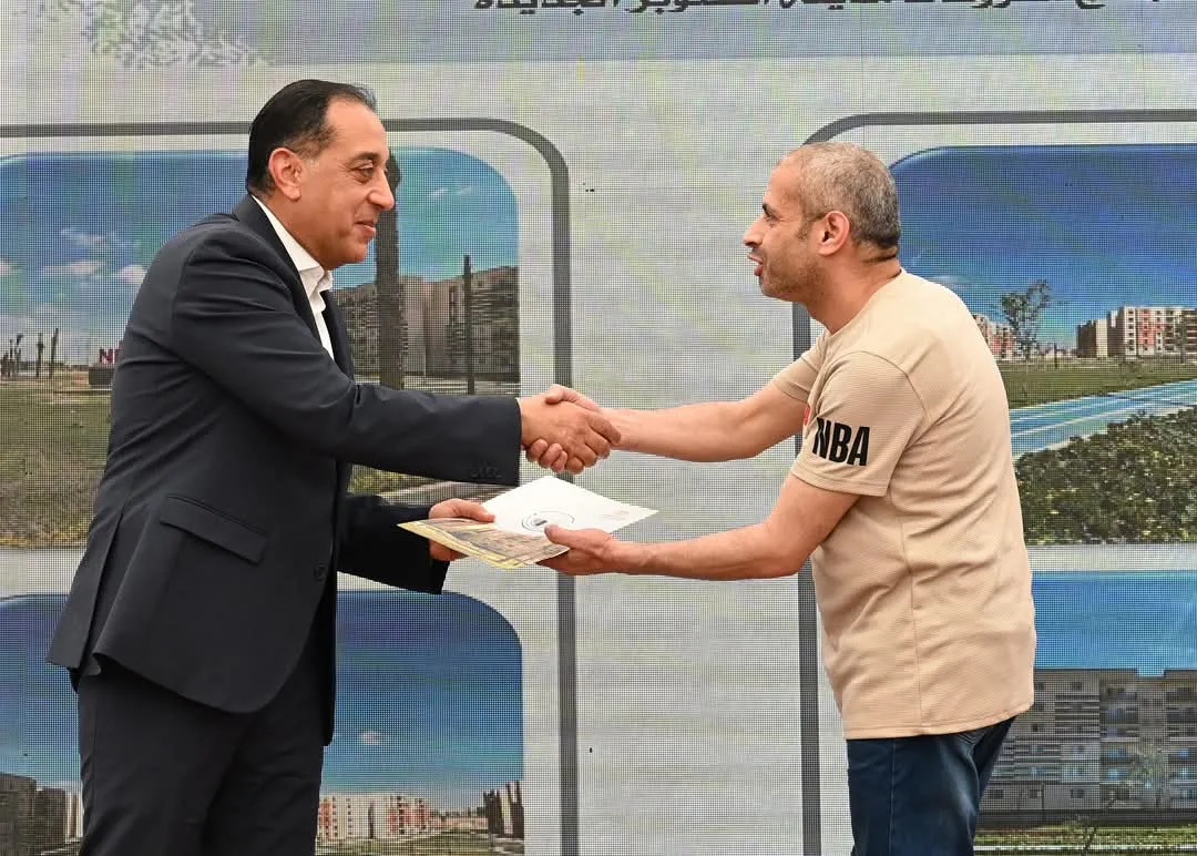 رئيس الوزراء يوزع عقود وحدات مشروع “سكن لكل المصريين” في مدينة أكتوبر الجديدة رئيس الوزراء يوزع عقود وحدات مشروع “سكن لكل المصريين” في مدينة أكتوبر الجديدة