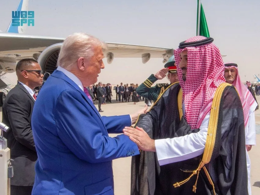 رئيس الولايات المتحدة الأمريكية يصل إلى المملكة في زيارة رسمية، وولي العهد يتصدر مستقبليه.