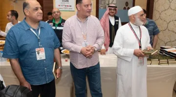 رئيس بعثة حج الجمعيات يراقب نقل الحجاج من المدينة المنورة إلى مكة.