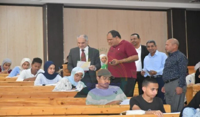 رئيس جامعة أسوان يراقب تقدم امتحانات الفصل الثاني في كلية الزراعة رئيس جامعة أسوان يراقب تقدم امتحانات الفصل الثاني في كلية الزراعة