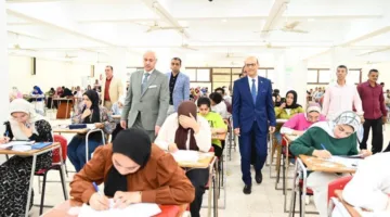 رئيس جامعة أسيوط يراقب سير امتحانات الفصل الدراسي الثاني في كليتي الحقوق والفنون الجميلة