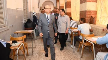 رئيس جامعة أسيوط يشرف على امتحانات الفصل الثاني في كلية الآداب