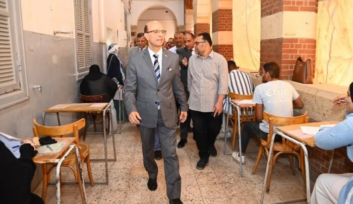 رئيس جامعة أسيوط يشرف على امتحانات الفصل الثاني في كلية الآداب رئيس جامعة أسيوط يشرف على امتحانات الفصل الثاني في كلية الآداب