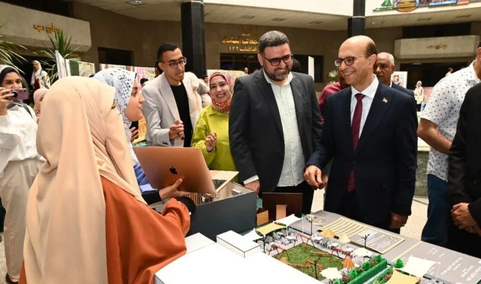 رئيس جامعة أسيوط يفتتح المعرض الفني السنوي لطلاب قسمي الديكور والعمارة بكلية الفنون الجميلة