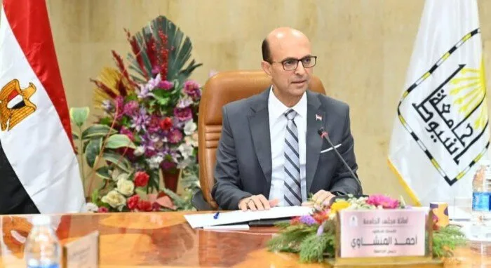 رئيس جامعة أسيوط يهنئ الممرضين بمناسبة اليوم العالمي ويعبر عن اعتزازه بتفانيهم في خدمة الإنسانية.