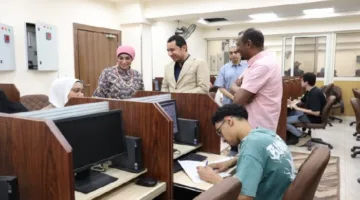 رئيس جامعة الأقصر يزور امتحانات كلية الحاسبات والمعلومات للاطلاع على سيرها.