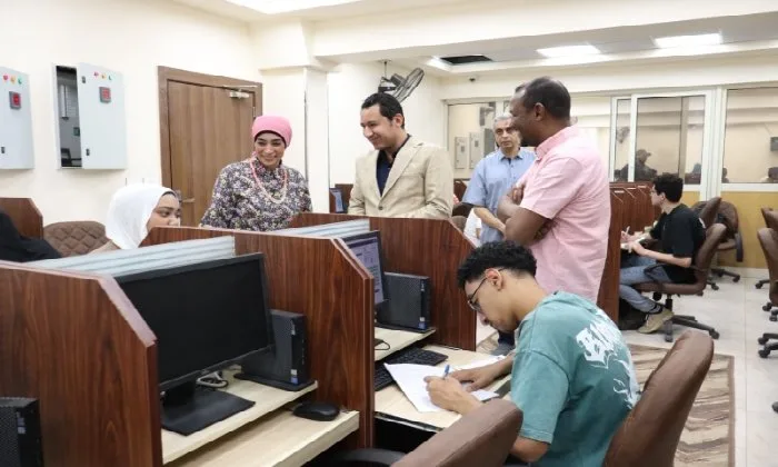 رئيس جامعة الأقصر يزور امتحانات كلية الحاسبات والمعلومات للاطلاع على سيرها. رئيس جامعة الأقصر يزور امتحانات كلية الحاسبات والمعلومات للاطلاع على سيرها.