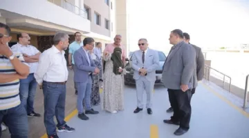 رئيس جامعة السويس يقوم بجولة في العيادات الخارجية بالمستشفى الجامعي