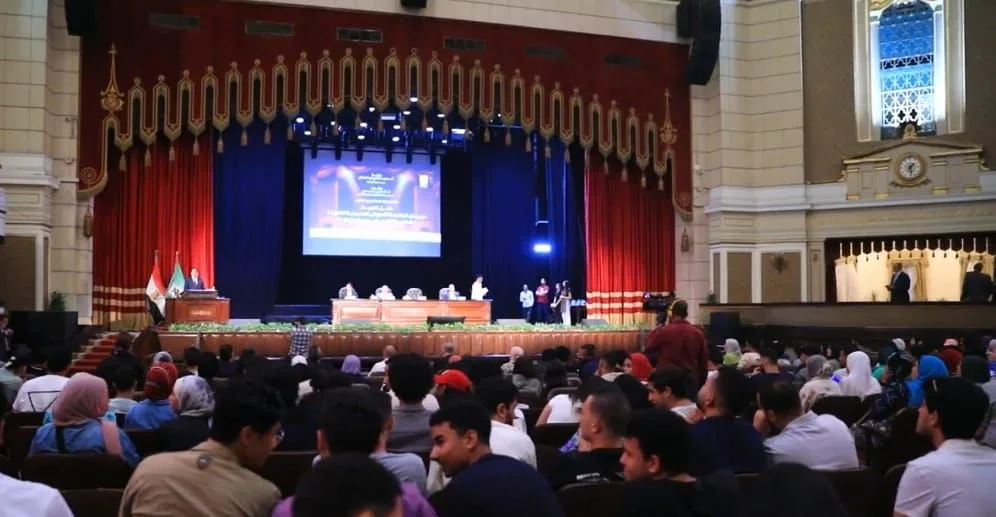 رئيس جامعة القاهرة يكرّم الفائزين في مهرجان العروض المسرحية الطويلة و”إبداع 13″ رئيس جامعة القاهرة يكرّم الفائزين في مهرجان العروض المسرحية الطويلة و”إبداع 13″
