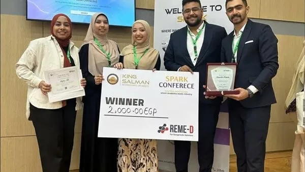 رئيس جامعة القناة يهنئ طلاب كلية الطب لتميزهم بمؤتمر جامعة الملك سلمان