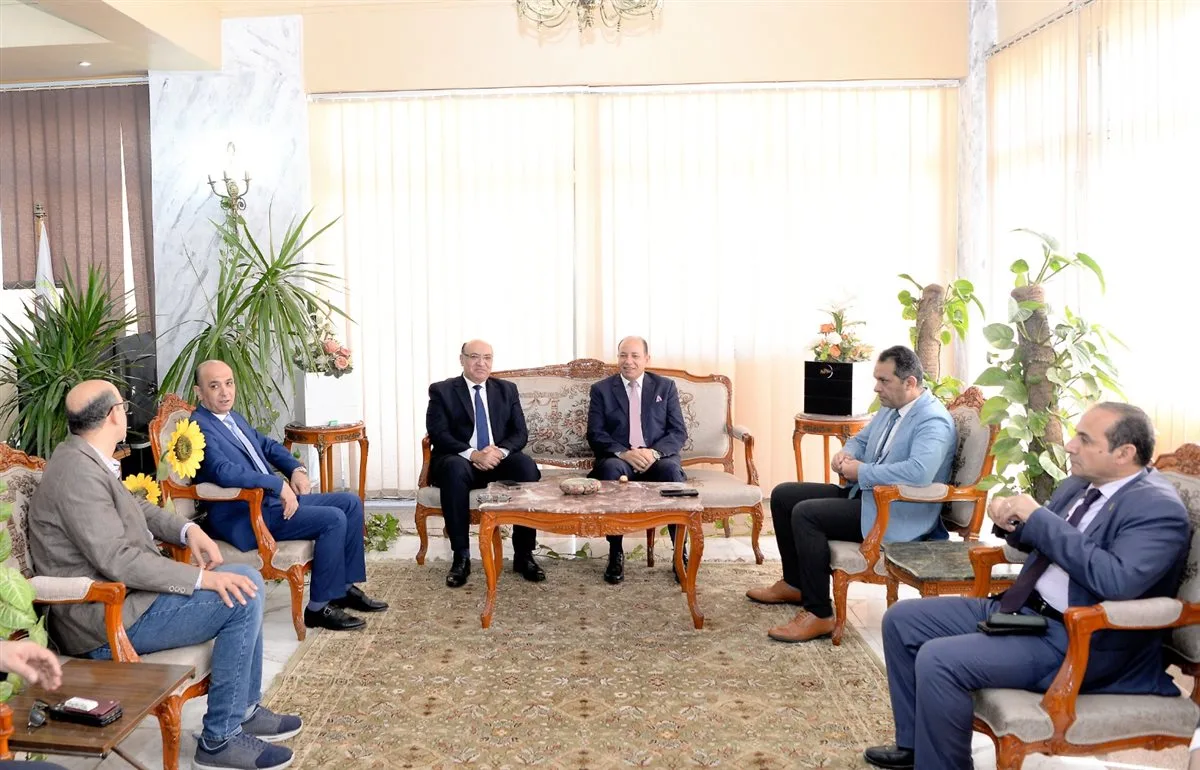 رئيس جامعة المنصورة يفتتح مشروعات التطوير والتجديد بكلية الحقوق