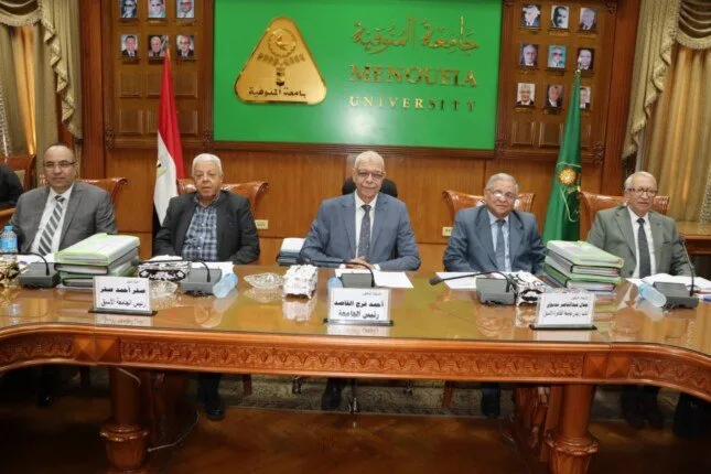 رئيس جامعة المنوفية يترأس اجتماع لجنة اختيار عميد كلية العلوم