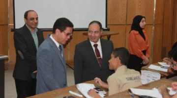 رئيس جامعة بنها يزور امتحانات هندسة شبرا للاطمئنان على الطلاب
