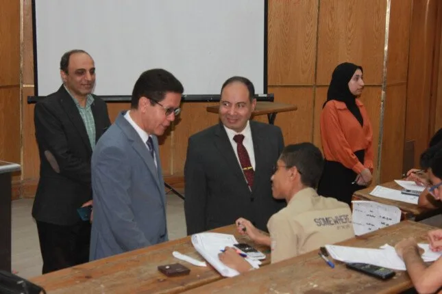 رئيس جامعة بنها يزور امتحانات هندسة شبرا للاطمئنان على الطلاب رئيس جامعة بنها يزور امتحانات هندسة شبرا للاطمئنان على الطلاب