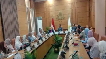 رئيس جامعة بنها يستعرض المشاريع الحالية واستراتيجيات الصيانة.