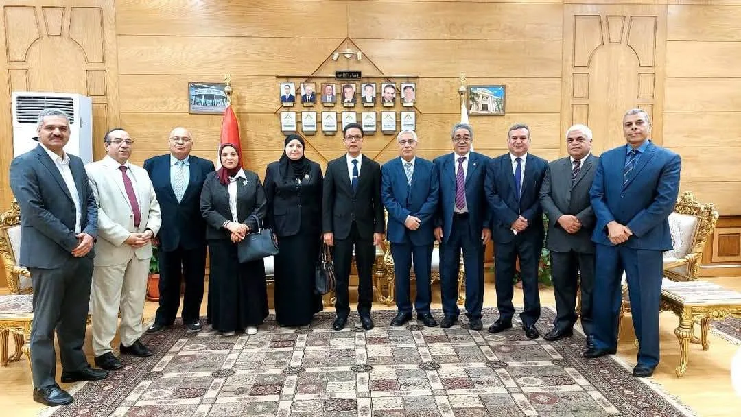 رئيس جامعة بنها يستقبل فرقا لاعتماد برامج كليتي الزراعة والهندسة