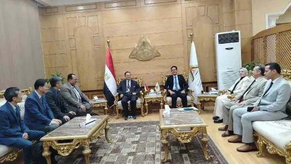 رئيس جامعة بنها يستقبل وفد جامعة وسط الصين الزراعية