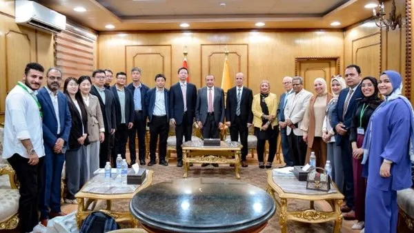 رئيس جامعة بني سويف يستقبل وفداً اكاديميا صينياً على هامش الملتقي العلمى بكلية علوم الملاحة