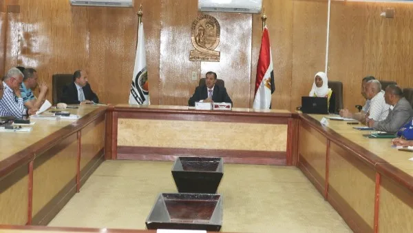 رئيس جامعة جنوب الوادي يجتمع بفريق وحدة الأوراق الثبوتية