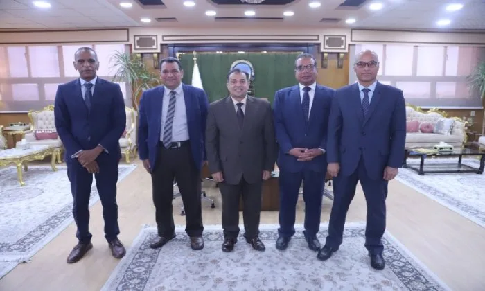 رئيس جامعة جنوب الوادي يستقبل وفد من هيئة تنمية المشروعات الصغيرة والمتوسطة ومتناهية الصغر