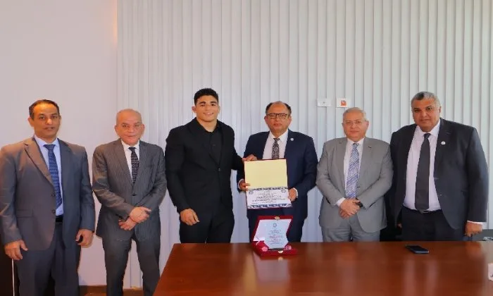 رئيس جامعة حلوان الأهلية يكرم بطل إفريقيا في المصارعة الحرة