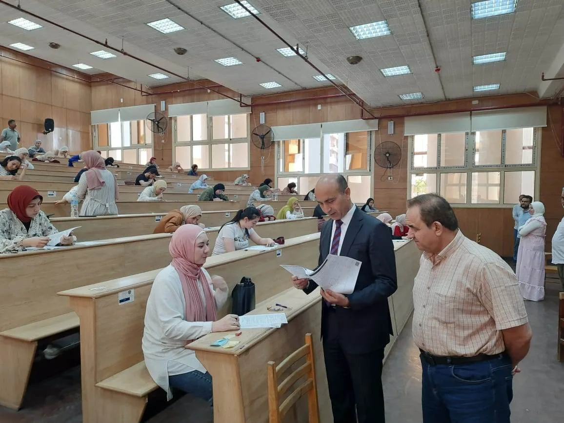 رئيس جامعة دمنهور يتابع سير الامتحانات في خمسة كليات نظرية وعملية رئيس جامعة دمنهور يتابع سير الامتحانات في خمسة كليات نظرية وعملية