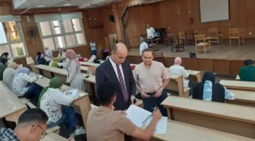 رئيس جامعة دمنهور يقوم بزيارة ميدانية لمتابعة سير الامتحانات في الكليات