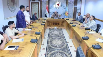رئيس جامعة سوهاج ي honors أبطال رفع الأثقال