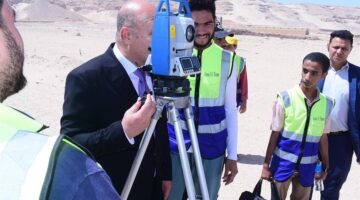 رئيس جامعة سوهاج يلتقي طلاب برنامج المساحة والخرائط خلال التطبيق العملي للمشروع