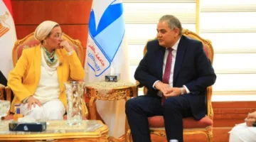 رئيس جامعة كفر الشيخ يرحب بوزيرة البيئة خلال مؤتمر الابتكار من أجل مستقبل مستدام.