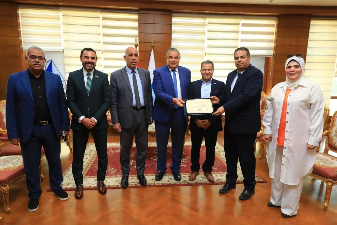 رئيس جامعة كفر الشيخ يسلم شهادة اعتماد برنامج علم النفس الإكلينيكي| صور