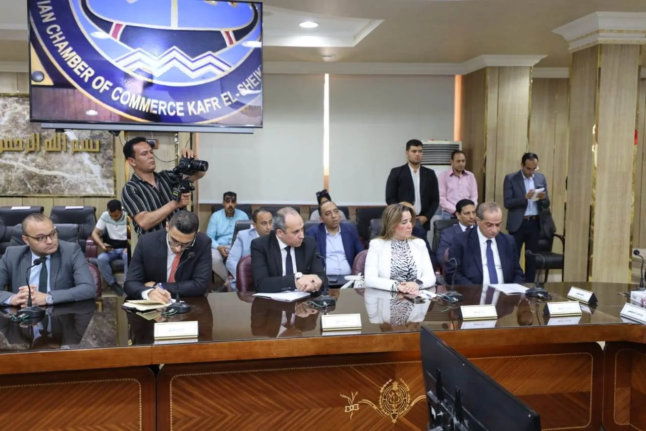 رئيس حماية المستهلك ومحافظ كفر الشيخ يعقدان لقاءً موسعاً مع الغرفة التجارية بالمحافظة