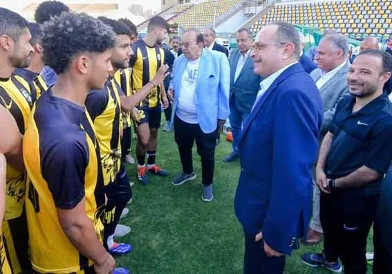 رئيس شركة المقاولون العرب يبارك لفريق كرة القدم العودة السريعة إلى الدوري الممتاز رئيس شركة المقاولون العرب يبارك لفريق كرة القدم العودة السريعة إلى الدوري الممتاز