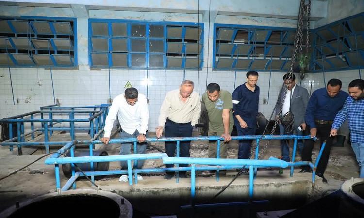 رئيس شركة مياه أسيوط يتفقد محطة رفع صرف صحي المراغي لمتابعة سير العمل